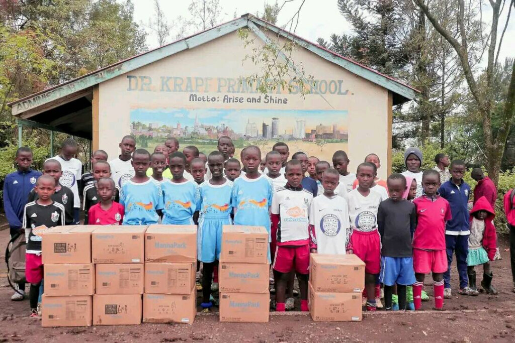 Primary school kids receive rice donation