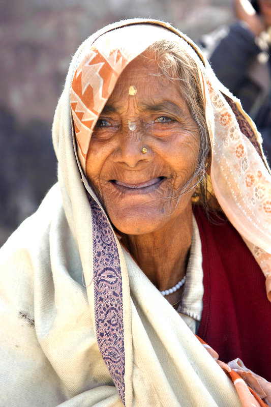 Warm blankets for 500 destitute widows in India