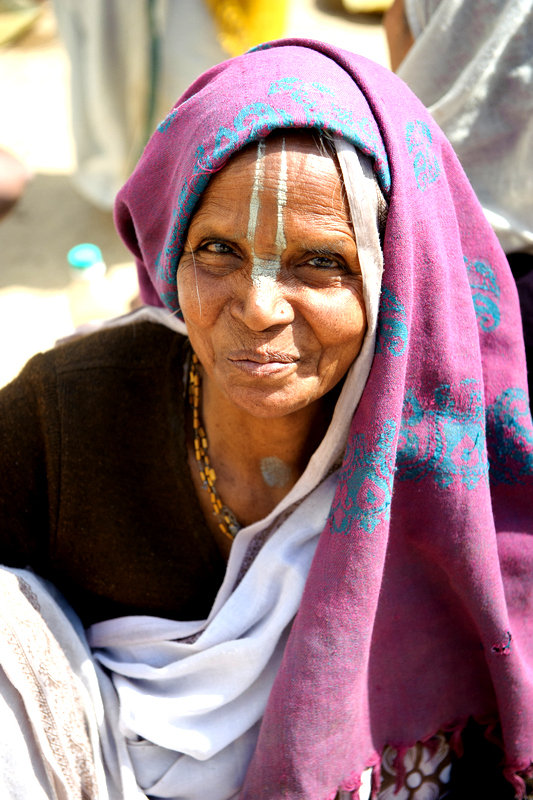 Warm blankets for 500 destitute widows in India