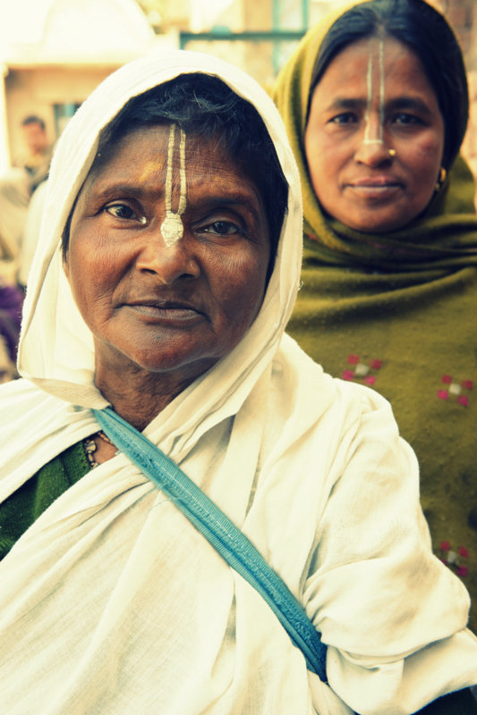 Warm blankets for 500 destitute widows in India