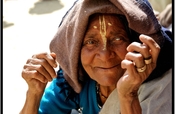 Warm blankets for 500 destitute widows in India