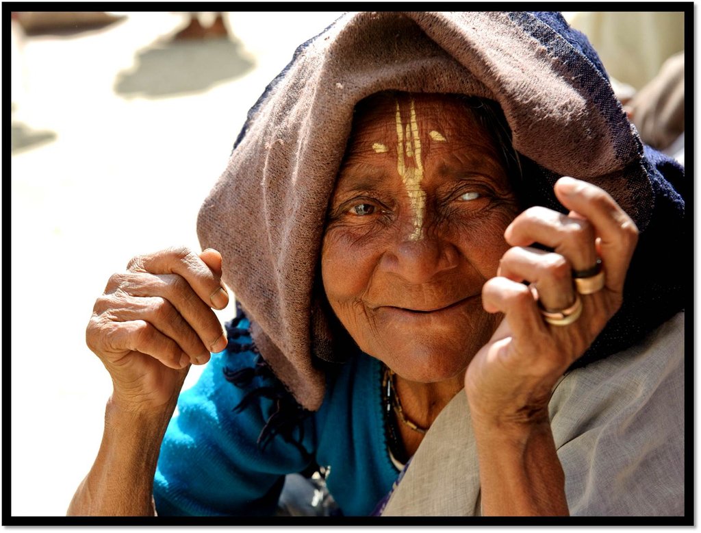 Warm blankets for 500 destitute widows in India