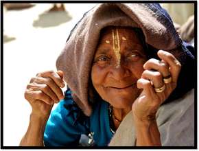 Warm blankets for 500 destitute widows in India