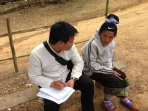 Ton talks to Kmhmu storyteller Meh Thao Deng
