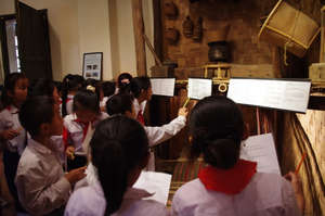 Students from Muang Ngaon a scavenger hunt at TAEC