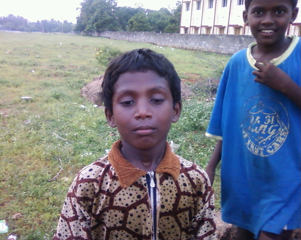 To send  school 1000 poor slum children  in India