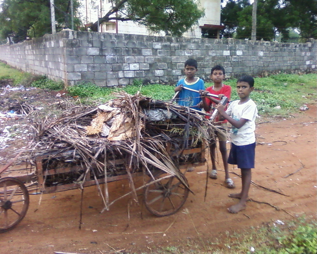To send  school 1000 poor slum children  in India