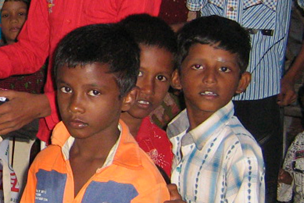 To send  school 1000 poor slum children  in India