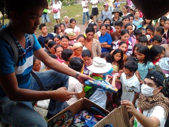 Reports on Provide Relief to 5000 Families in Typhoon Bopha - GlobalGiving