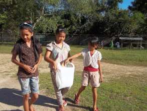 The children picking up the garbage