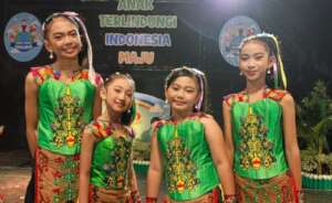 All the dancers say: Hi!
