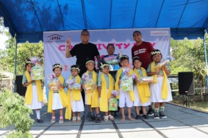 The children with the donor representatives