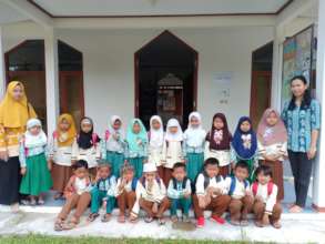 The students in front of YUM's Library