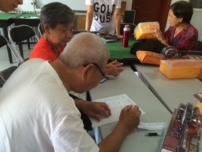 Elderly fill out the questionnaire