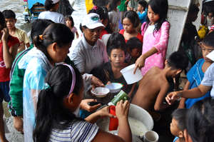 Enjoying a hot meal thanks to the rescue teams