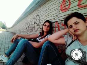 Selma and Matea, students who travelled to Europe