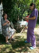 Anda hands out deparasite to help