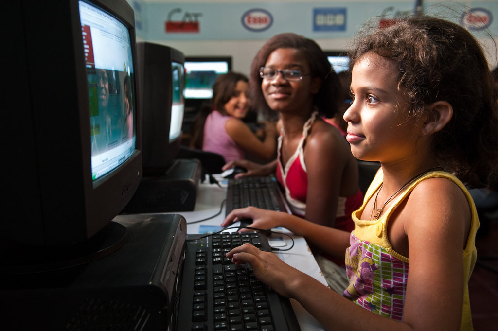 Empower residents of Rio's favelas through ICT