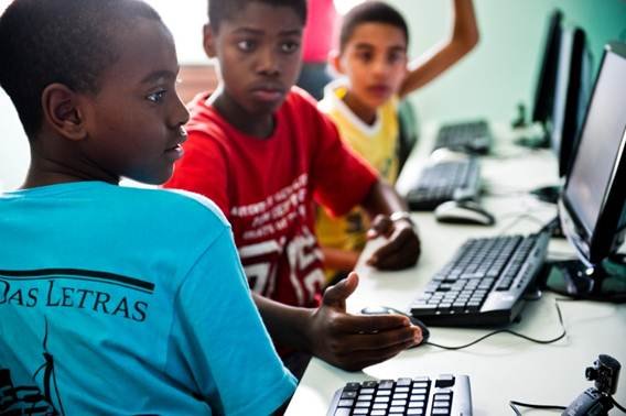 Empower residents of Rio's favelas through ICT