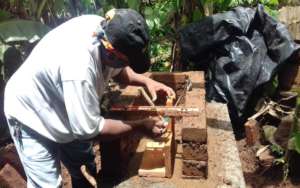 Alfredo (SHI staff) demonstrates how to build oven