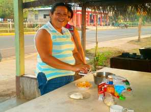 Adelaida making Empacando papitas fritas