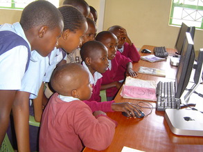 Students of Makaalu PS at e-learning class