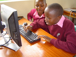 Students from Kyeengai PS trying the keyboard