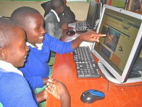 Students at Mwaasua PS exploring Internet
