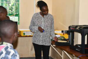 Mentor Maureen demonstrates 3D printing