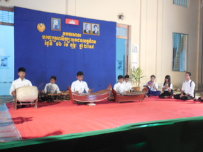 Scholarship students perform Pin Peat