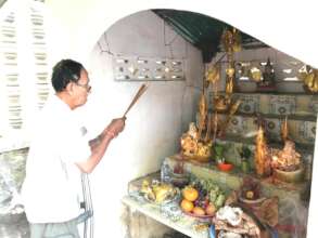 Loak Kru Samouen lighting incense