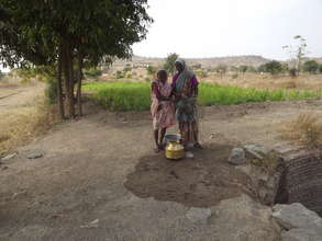 Dwarkabai Pawar and Sitabai Mali at the well