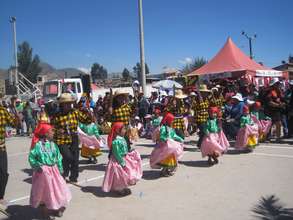 Mothers and Daughters dance their pride for Peru