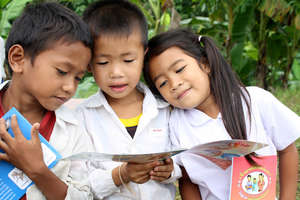 It's fun to share a book!