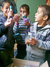 Distribution of RI hygiene kits to Syrian families