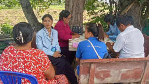 Together with parents to support their daughter.