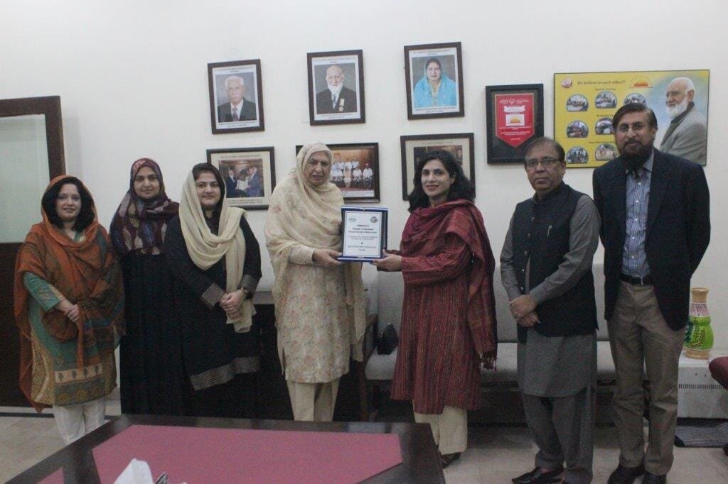 Group Photo with Secretary SE