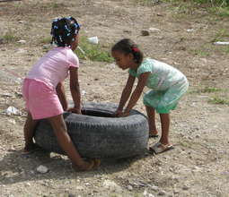 Children playing in Domingo Maiz