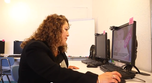 Rebeca using the computer