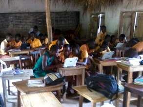 Computers keep the pupils busy in class.