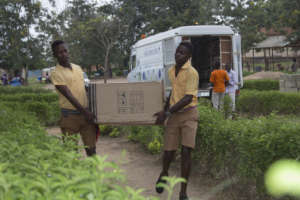 Children help unpack the library vans.