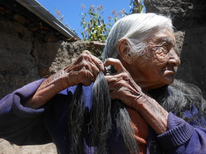 A woman in Cotopaxi region braiding her hair