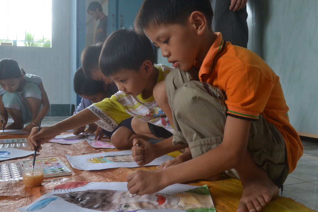 Keep Vietnamese Youth Painting, Drawing, Creating