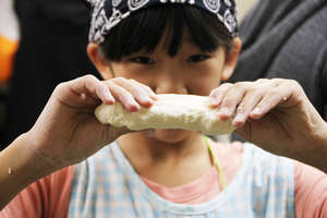 Making udon noodle together, helped by parents