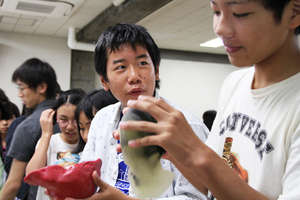 Participants feeling realistic models of organs
