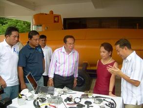 Demonstrating Envirofit technology to the President