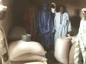 Gao elders receiving donated rice seeds