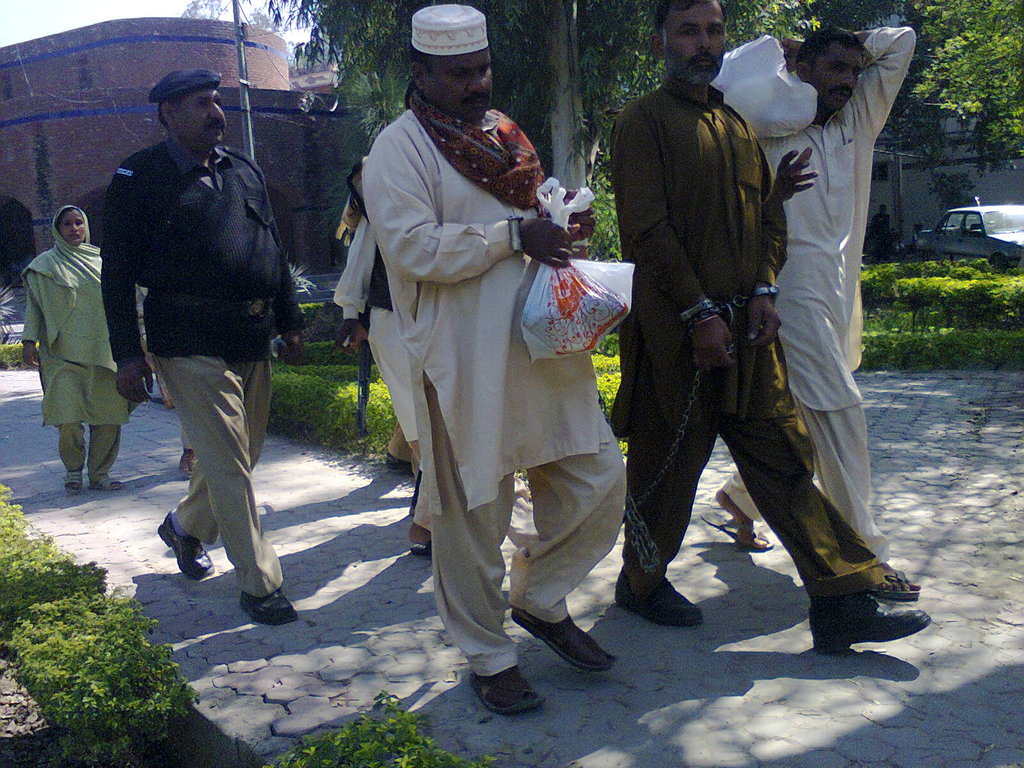 GET FREE 1000 PRISONERS FROM JAIL IN SAHIWAL