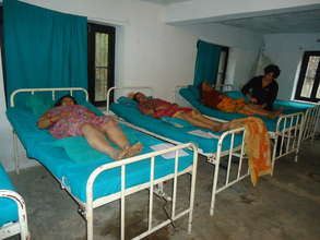 MMW's current volunteer, Amy, treating patients