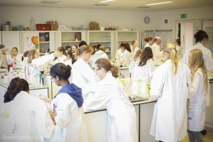 many many girls - 1 lab - making science happen!